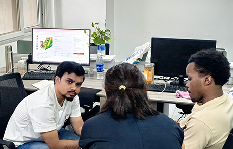 Deepening cooperation for a win-win future | Mr. Gates, a long-time customer from Bangladesh, revisits Huasheng's Zhengzhou headquarters with friends to renew his order